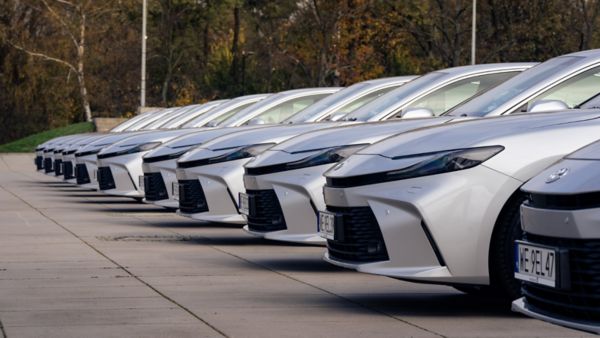 Trzy Toyoty C-HR podążające dwupasmową drogą
