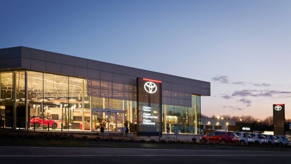 Trzy Toyoty C-HR podążające dwupasmową drogą