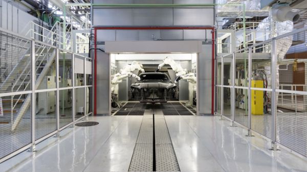 Samochód Toyoty podczas produkcji w fabryce Toyoty