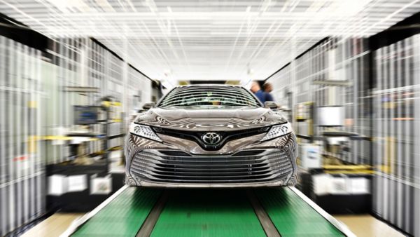 Toyota Camry podczas montowania w fabryce Toyoty