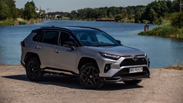 Toyota RAV4 zaparkowana obok jeziora