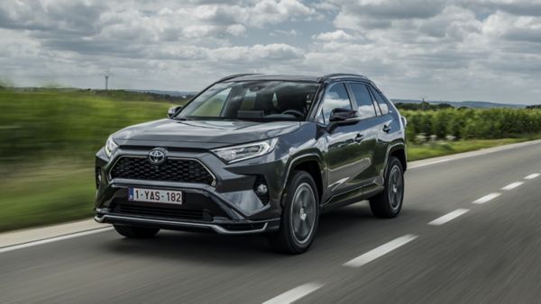 Toyota RAV4 podczas jazdy po autostradzie