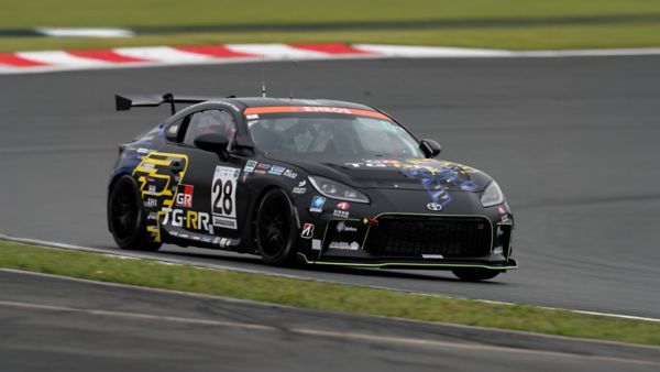 Toyota Supra na torze wyścigowym