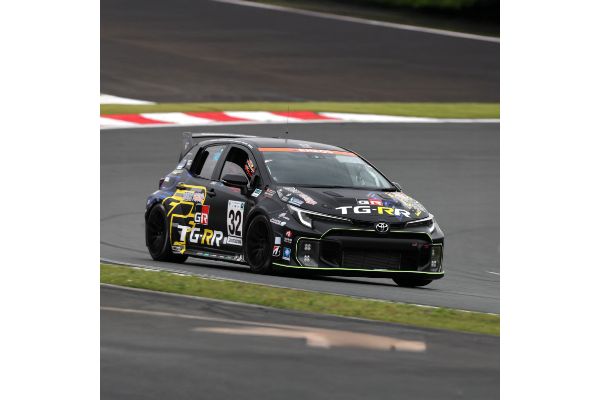 Ulepszona Toyota GR Corolla H2 Concept na torze wyścigowym