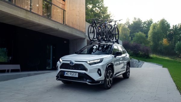 Toyota Land Cruiser z bagażnikiem rowerowym na dachu