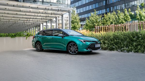 Toyota Corolla wyjeżdżająca z garażu