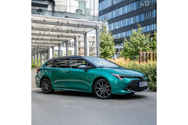 Toyota Corolla wyjeżdżająca z garażu