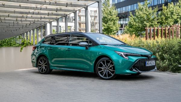 Toyota Corolla wyjeżdżająca z garażu