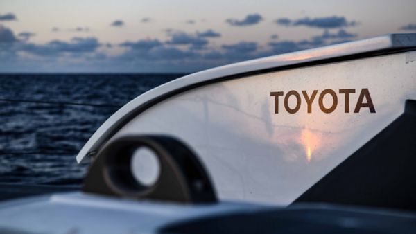 Symbol marki Toyota na wodorowym katamaranie Energy Observer