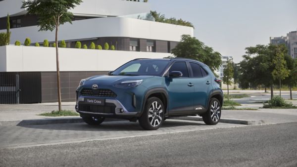 Toyota Corolla Cross zaparkowana obok białego domu