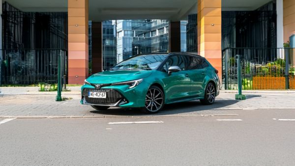 Toyota Corolla podczas wyjazdu z garażu