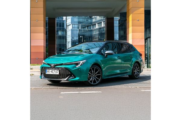 Toyota Corolla podczas wyjazdu z garażu