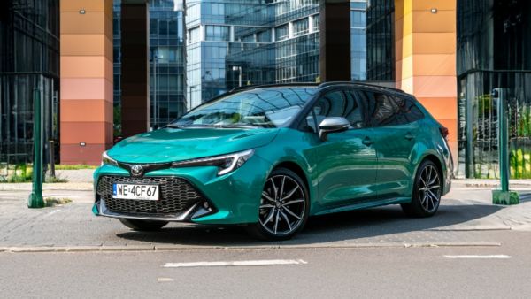 Toyota Corolla podczas wyjazdu z garażu