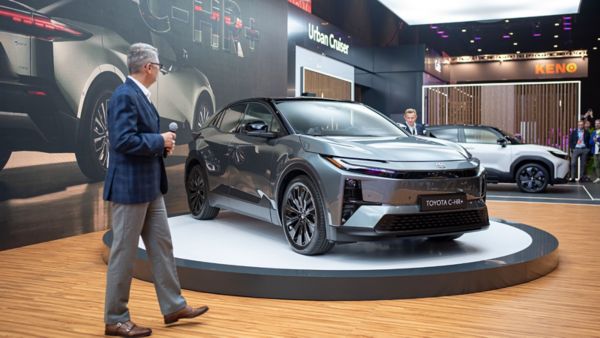 Prezentacja Nowej Toyoty C-HR+ na targach w Katowicach na zdjęciu od przodu