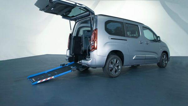 Toyota z rodziny PROACE z wysuniętym podjazdem dla wózków inwalidzkich