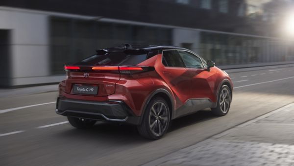 Zdjęcie Toyoty C-HR podczas jazdy po mieście