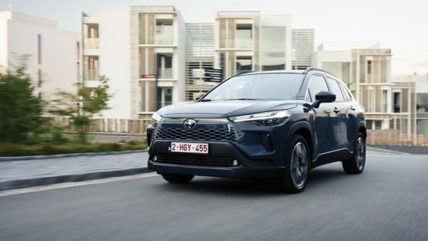 Zdjęcie przodu Toyoty Highlander podczas jazdy po mieście