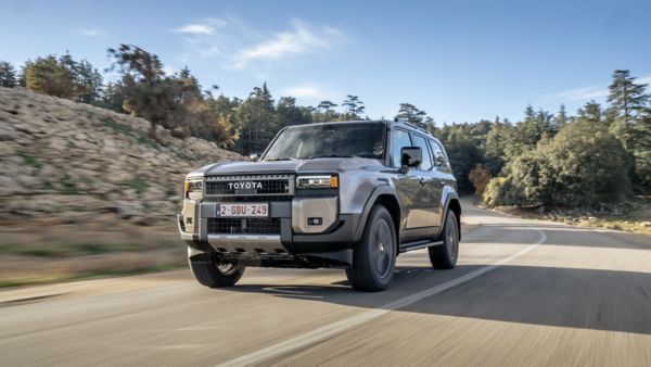 Zdjęcie przodu Toyoty Land Cruiser podczas jazdy po górskiej drodze