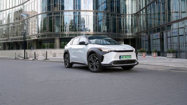 Toyota bZ4X zaparkowana na tle szklanego budynku
