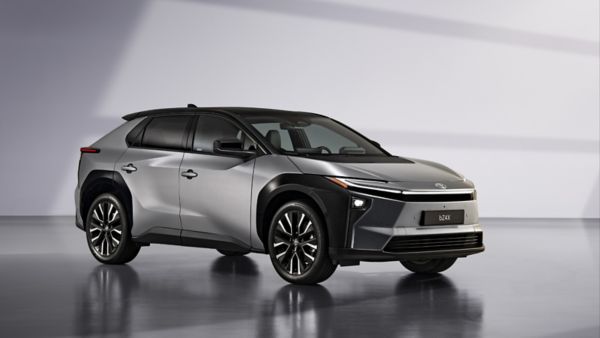 Zdjęcie Toyoty bZ4X na szarym tle