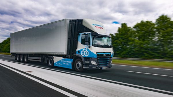 Wodorowa ciężarówka Toyoty przemierzająca autostradę