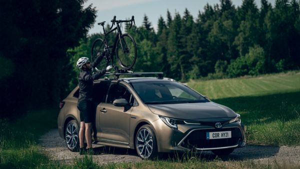 Toyota Corolla z bagażnikiem rowerowym na dachu