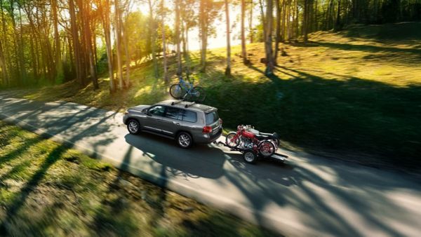 Toyota Land Cruiser z przeczepą podczas jazdy przez las