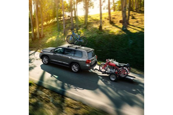 Toyota Land Cruiser z przeczepą podczas jazdy przez las