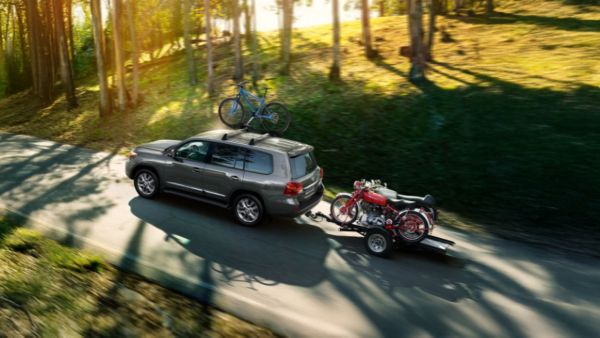 Toyota Land Cruiser z przeczepą podczas jazdy przez las