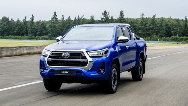 Niebieska Toyota Hilux poruszająca po jezdni 