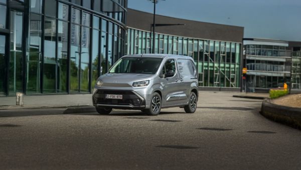 Toyota PROACE CITY zaparkowana na tle szklanego budynku