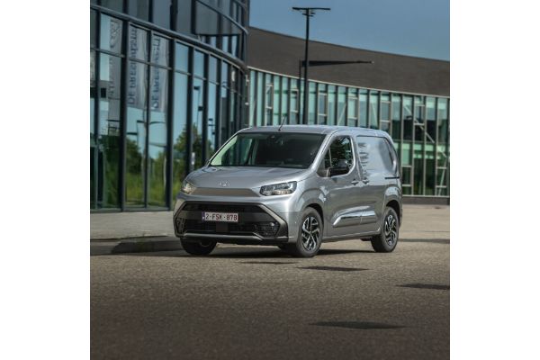 Toyota PROACE CITY zaparkowana na tle szklanego budynku