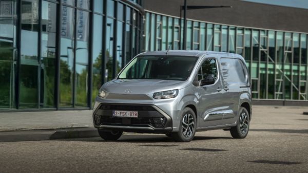 Toyota PROACE CITY zaparkowana na tle szklanego budynku
