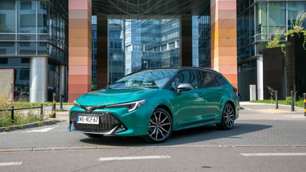 Toyota Corolla wyjeżdżająca z garażu