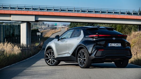 Toyota C-HR na tle wiaduktu