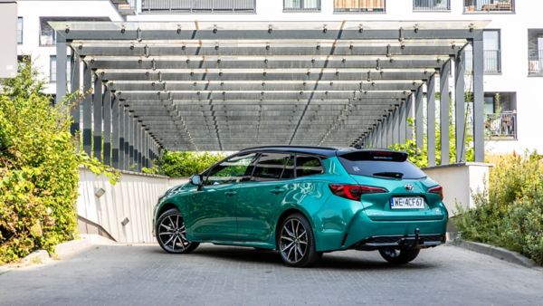 Toyota Corolla wjeżdżająca do garażu