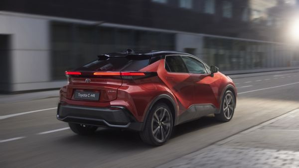 Toyota C-HR podczas jazdy przez miasto
