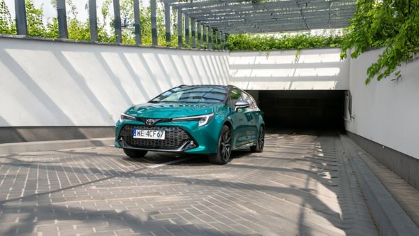 Toyota Corolla wyjeżdżająca z garażu