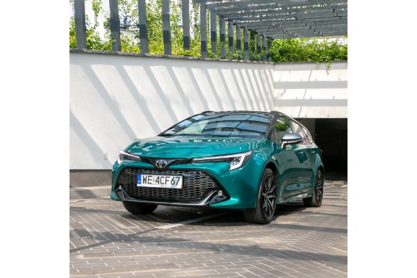 Toyota Corolla wyjeżdżająca z garażu