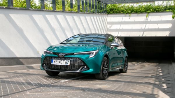 Toyota Corolla wyjeżdżająca z garażu