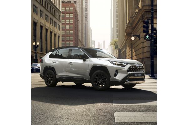 Toyota RAV4 podczas jazdy po mieście