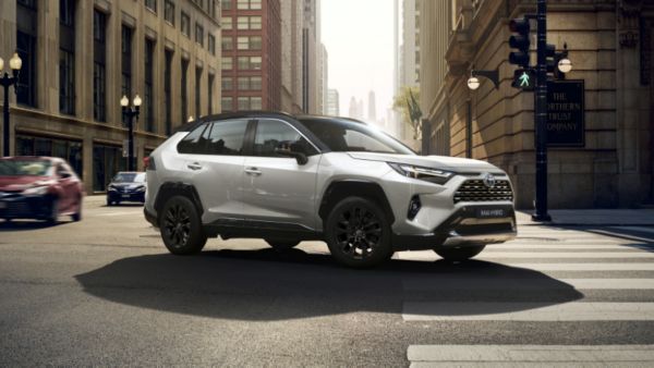 Toyota RAV4 podczas jazdy po mieście