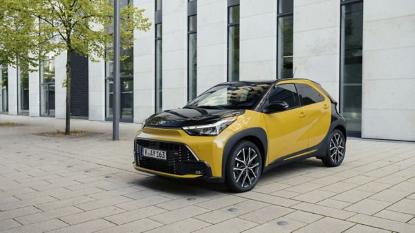 Zdjęcie żółto-czarnej Toyoty Aygo X