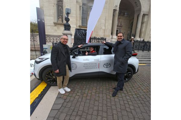 Kiss Péter Pál új Toyota C-HR hibridet kapott