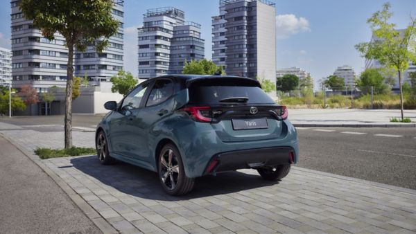Toyota Yaris zaparkowana na tle wysokich, miejskich budynków