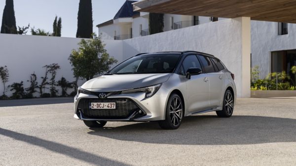 Toyota Corolla zaparkowana na podjeździe obok domu