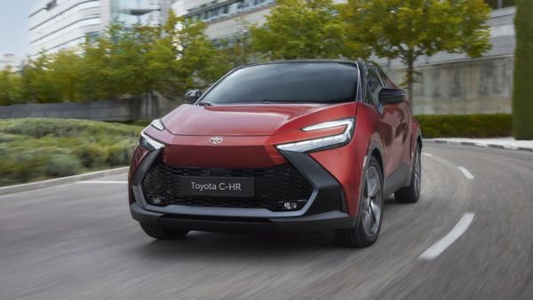 Toyota C-HR podczas jazdy przez miasto