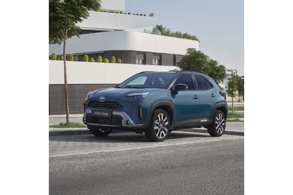 Toyota Yaris Cross zaparkowana na tle białego budynku