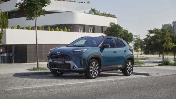 Toyota Yaris Cross zaparkowana na tle białego budynku