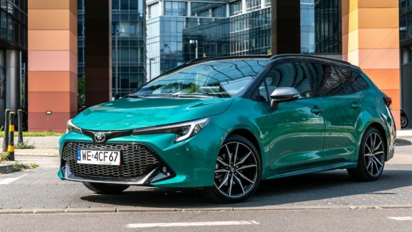 Toyota Corolla wyjeżdżająca z garażu